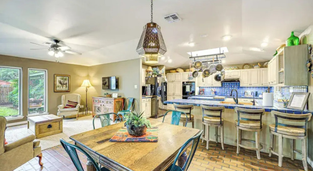 Del Rio Home w/ Large Yard, BBQ + Fireplace!, Boek Hotel Del Rio Texas