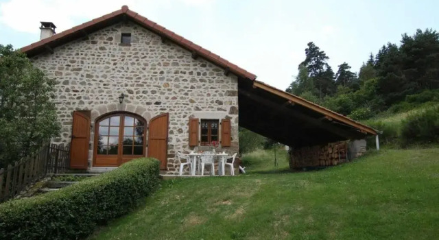 Gîte Allègre, 4 pièces, 6 personnes - FR-1-582-161, Book Hotel Hoteller i Rhône-Alps med parkering, Parkering