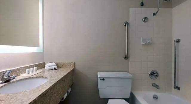Четырёхместный номер Standard с видом на бассейн Holiday Inn Des Moines-Airport Conf Center by IHG