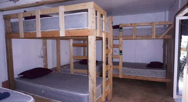 Кровать в общем номере Eve house koh kood