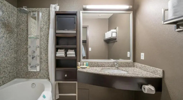 Четырёхместный номер Premium Acclaim Hotel by CLIQUE