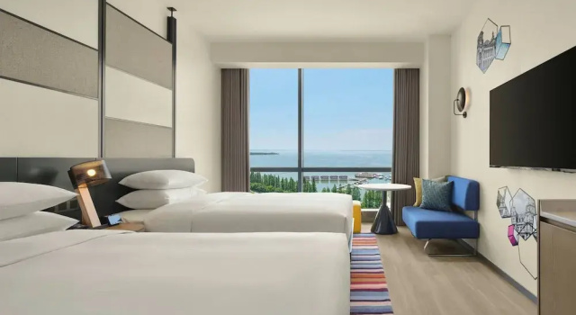 Четырёхместный номер Standard с видом на озеро Aloft by Marriott Kunshan Dianshan Lake