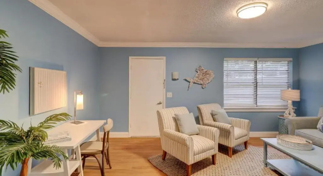 #61 Beautiful Condo Ideal Location 2BDR/2 Parkings
