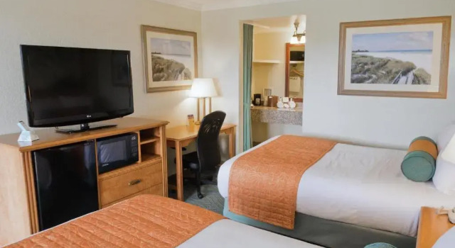 Четырёхместный номер Standard c 1 комнатой Spark by Hilton Sarasota Siesta Key Gateway