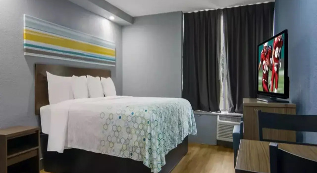 HomeTowne Studios by Red Roof & Conference Center Chicago – N Aurora/ Naperville, Boek Hotel Aurora 