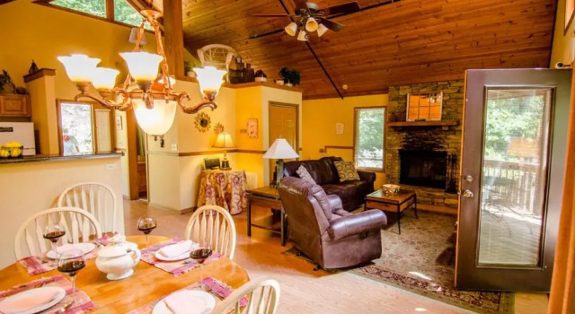 Коттедж с 2 комнатами Asheville Cabins of Willow Winds