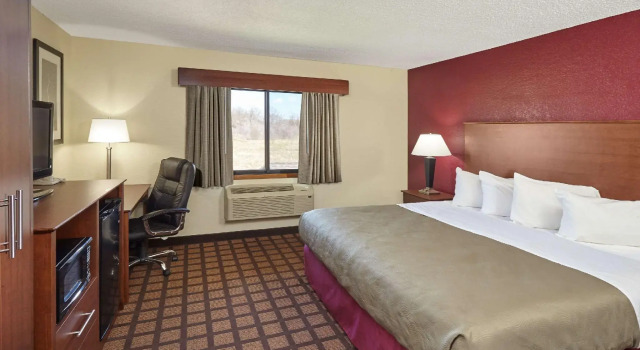 Двухместный номер Standard AmericInn by Wyndham Burlington
