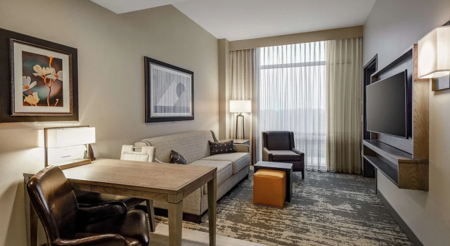 Четырёхместный номер Premium Embassy Suites by Hilton Jonesboro Red Wolf Convention Center