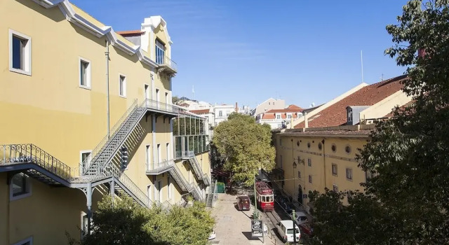 JOIVY Splendid 2BR Apt w/ parking&balcony, 10mins to Praça do Comércio, Забронировать Отель Отели Лиссабона 3 звезды, рядом с Рештаурадориш, 3*