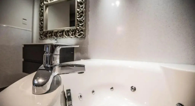 Люкс с балконом Leaside Hotel