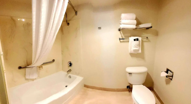 Четырёхместный семейный номер Standard Best Western Plus Northwoods Inn