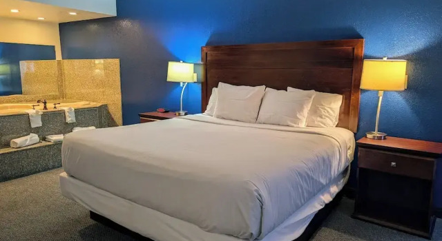 Двухместный люкс Travelodge by Wyndham Enid