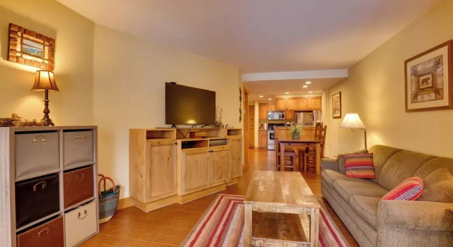 Condo w/ Hot Tub Access - Quick Bus Trip to Ski!, Забронировать Апартаменты/квартира Вейл Roosevelt National Forest