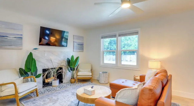 Коттедж Private Hot Tub & Fenced Yard: Sleek Gulfport Home