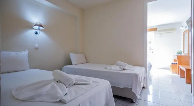 Семейные апартаменты с балконом и с видом на бассейн Vivian Hotel
