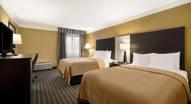 Четырёхместный номер Standard Quality Inn & Suites Syracuse Fairgrounds