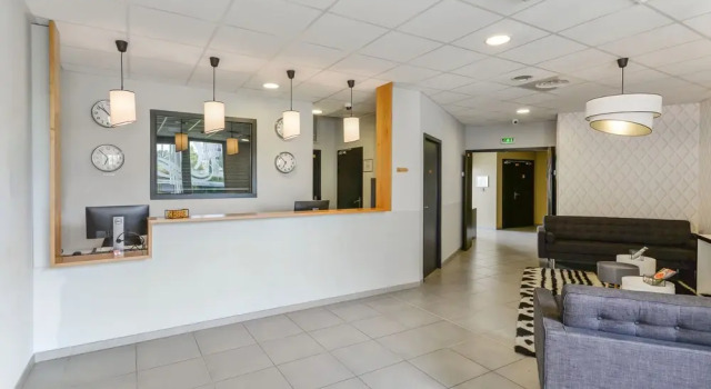 Quality Suites Toulouse Nord-Ouest, Забронировать Отель Корнебарьё Верхняя Гаронна, рядом с Церковь Св. Клемента