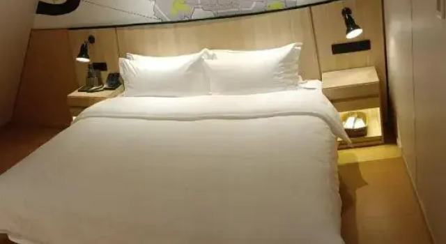 Кровать в общем номере Vatica Hotel (Lingbi Zhongling Avenue)
