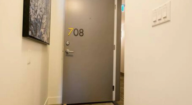 Pender Modern Studio on the Edge of Downtown Chinatown