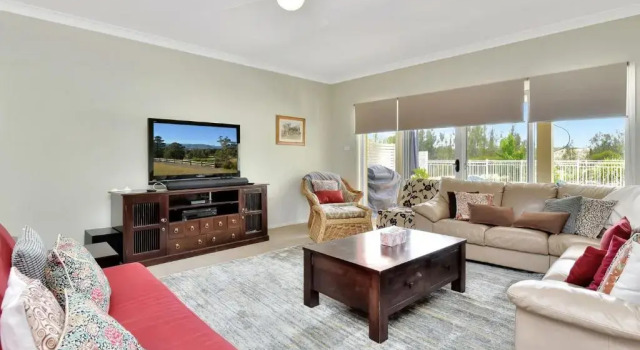 Silver Springs Estate 4br house + 6br house with Wifi, Pool. Fireplace, Views, Olives and Space, 예약 호텔 Rothbury Hunter Valley