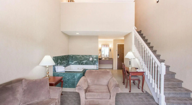 Люкс Ramada by Wyndham Kelowna Hotel & Conference Center