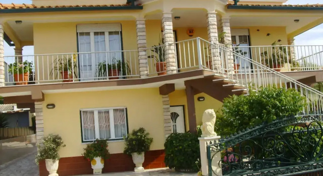 3 Bedroom Apartment in a Ground Floor of a Vila Wseparate Kitchen Living Room, Забронировать Апартаменты/квартира Апартаменты Назаре, рядом с Арена Праса де Торос, Апартаменты/квартира