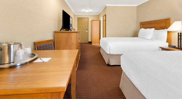 Четырёхместный номер Standard Best Western Plus NorWester Hotel & Conference Centre