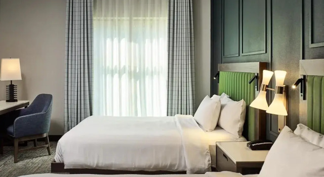Четырёхместный номер Standard с балконом Embassy Suites By Hilton Gatlinburg Resort