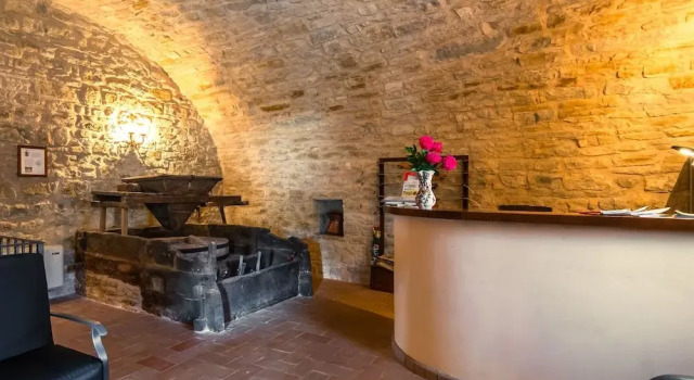Estate With 5 Apartments, Swimming Pool, Large Garden, Varaa Huoneisto Gubbio Umbria