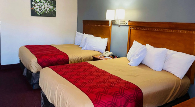 Baymont by Wyndham Lake George, Забронировать Отель Отели Лейк-Джордж с парковкой, рядом с Собачий пляж на озере Джордж, Парковка