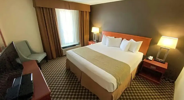 Люкс с 2 комнатами Best Western Strathmore Inn