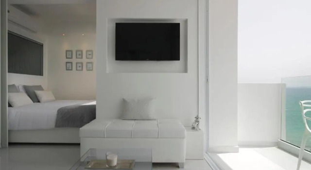 The White Pearl Suite - beach front city centre with sea view., Boek Hotel Limasol Limassol