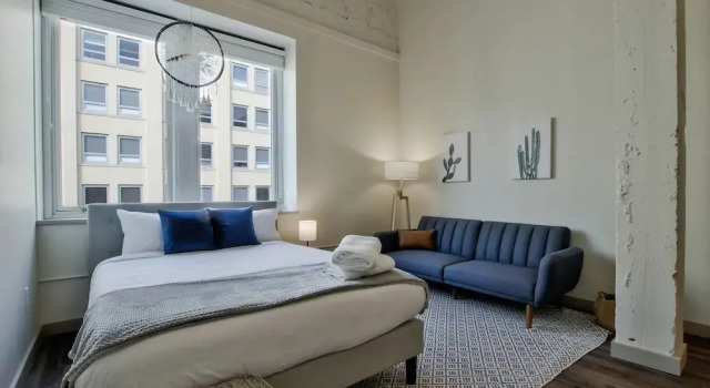 High End Old Town Loft + Pool + Clubhouse, Забронировать Отель Отели Уичито 3 звезды, рядом с Intrust Bank ARENA, 3*