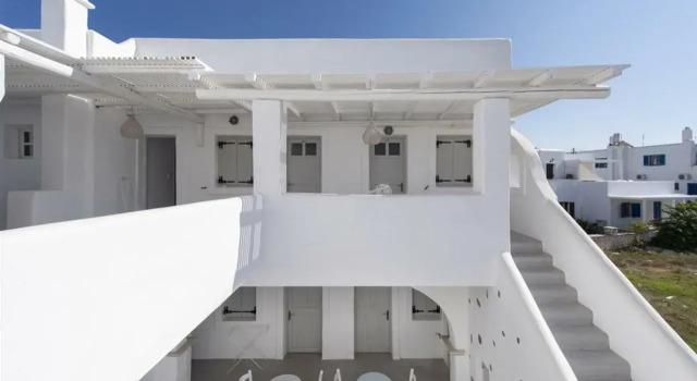 Zefi Hotel & Suites