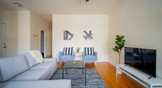 Classy 3BR 2BA Logan Square Apt with Free Parking