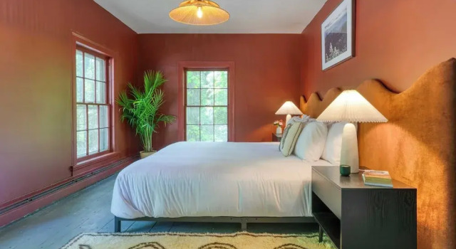 Relax in Style at Historic Modern on Main With Modern Amenities & Wooded Views, Buchen Sie Hotel Stone Ridge Ulster County