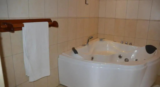 Апартаменты Ryans Bay Hotel