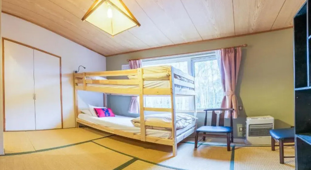 Кровать в общем номере Freeride Backpackers Lodge Niseko