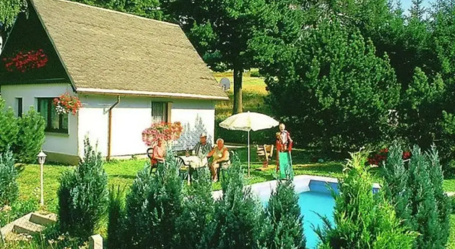 Коттедж Sunlit Retreat With Garden