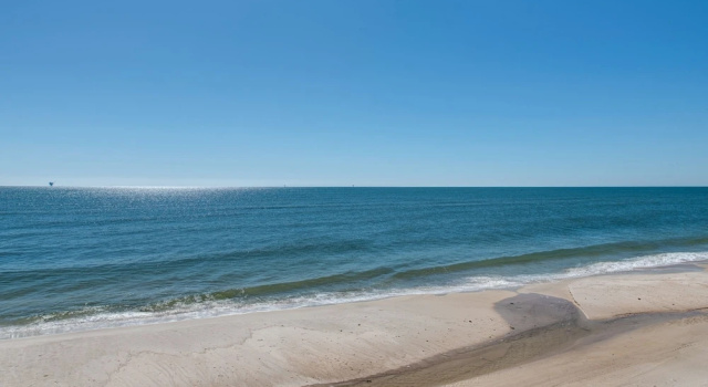Marisol - Pet Friendly And Gulf Front! Enjoy The Large Deck With Amazing Views! 3 Bedroom Home by RedAwning, Boek Hotel Dauphin Island Alabama