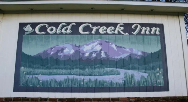 Cold Creek Inn, Забронировать Отель Маунт-Шаста штат Калифорния, рядом с Mercy Medical Center Mt. Shasta
