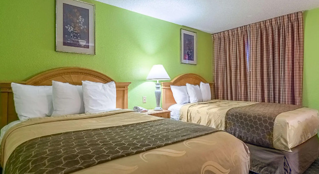 Четырёхместный номер Standard Highway Inn