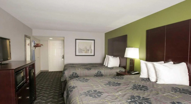 Четырёхместный номер Standard Rodeway Inn and Suites Austin