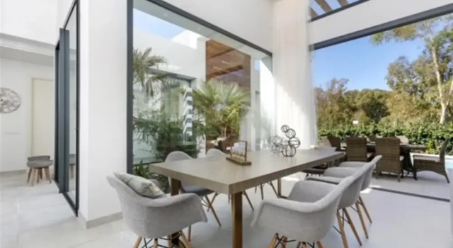 Stunning Detached Villa With Pool