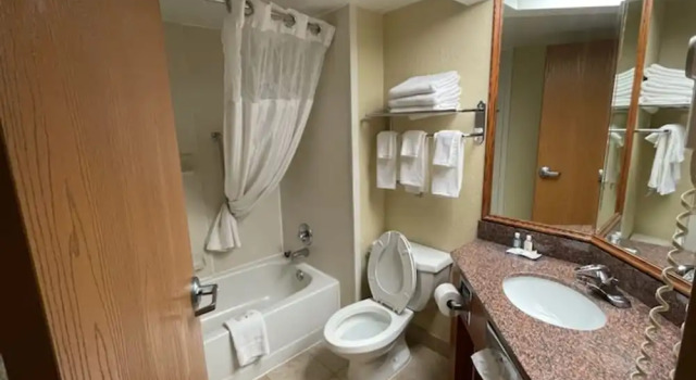 Четырёхместный номер Standard Country Inn & Suites by Radisson, Saginaw, MI