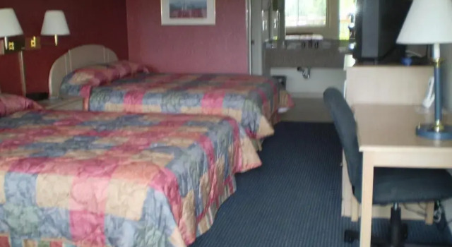 Четырёхместный номер Standard с видом на реку Lewis River Inn