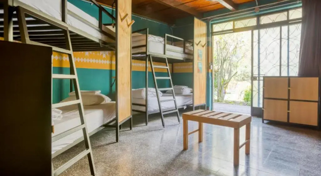 Кровать в общем номере Socialtel Atitlan