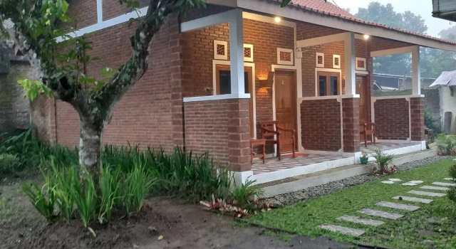 Camera Deluxe Genthong Homestay