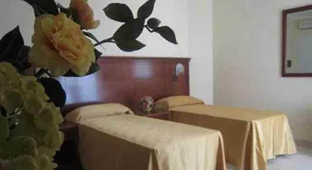Pino Hotel, Varaa Hotelli Gizzeria Calabria
