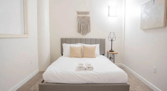 3BR CozySuites at The Block, Забронировать Апарт-отель Апарт-отели Индианаполиса, рядом с Eskenazi Health Center Barton Annex, Апарт-отель